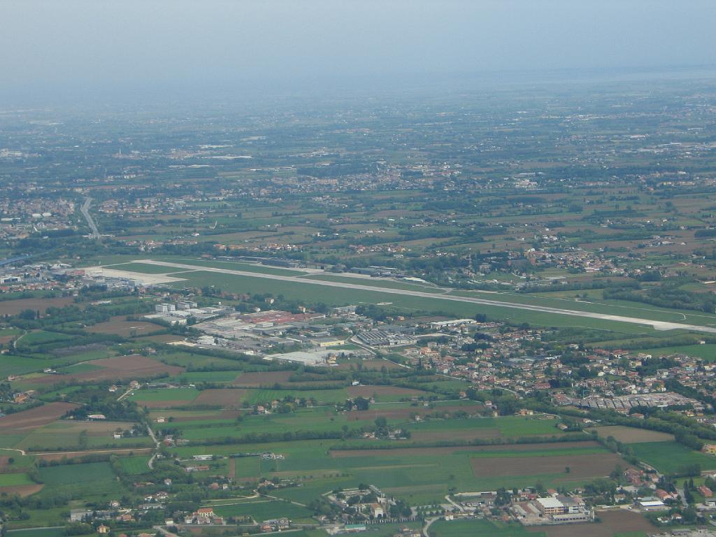 A traverso dell' aeroporto di Villafranca.jpg